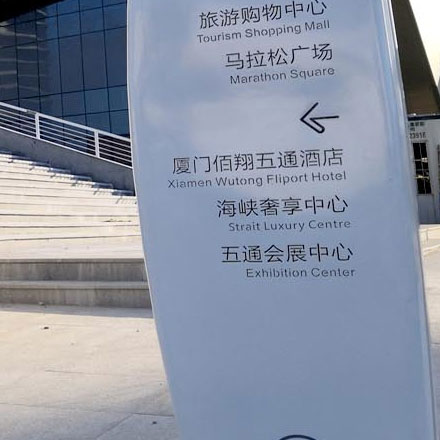 如何通過(guò)社交媒體網(wǎng)站設(shè)計(jì)吸引更多的用戶和互動(dòng)？